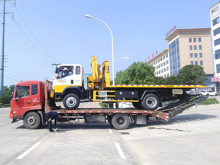 Road Wrecker with crane Sinotruk Ready shipping to Shanghai Port